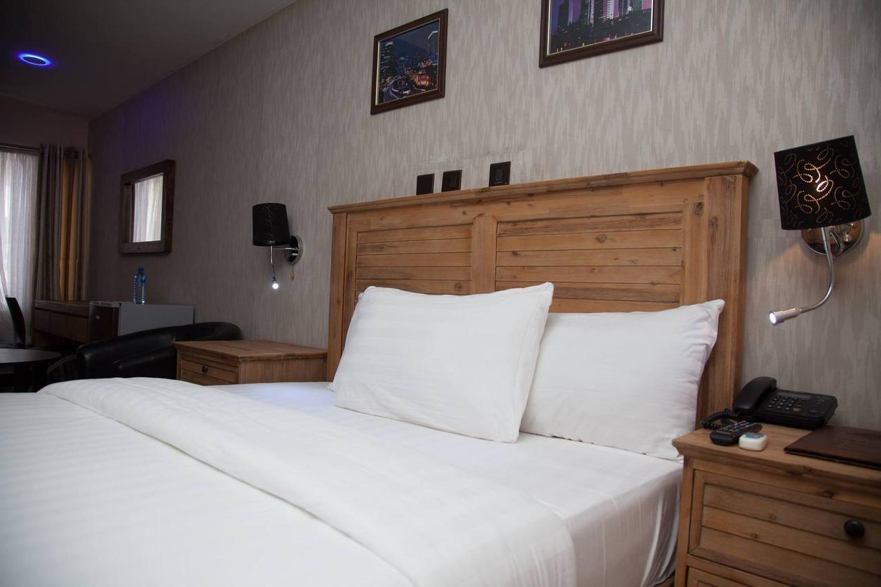 Villa Toscana Hotel And Suits Lagos Exteriör bild